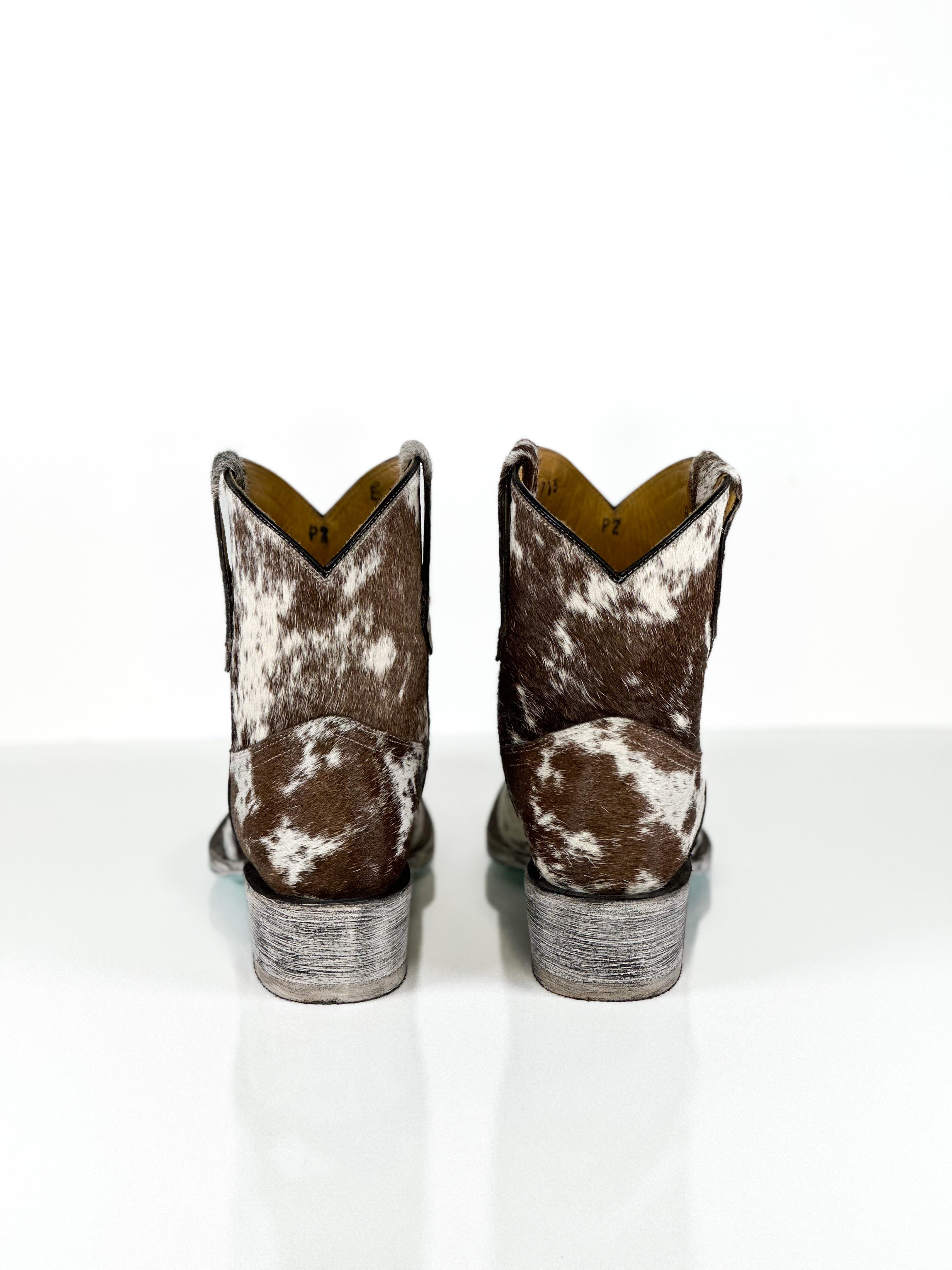 Azeri Obsidian Cowhide — detail shot