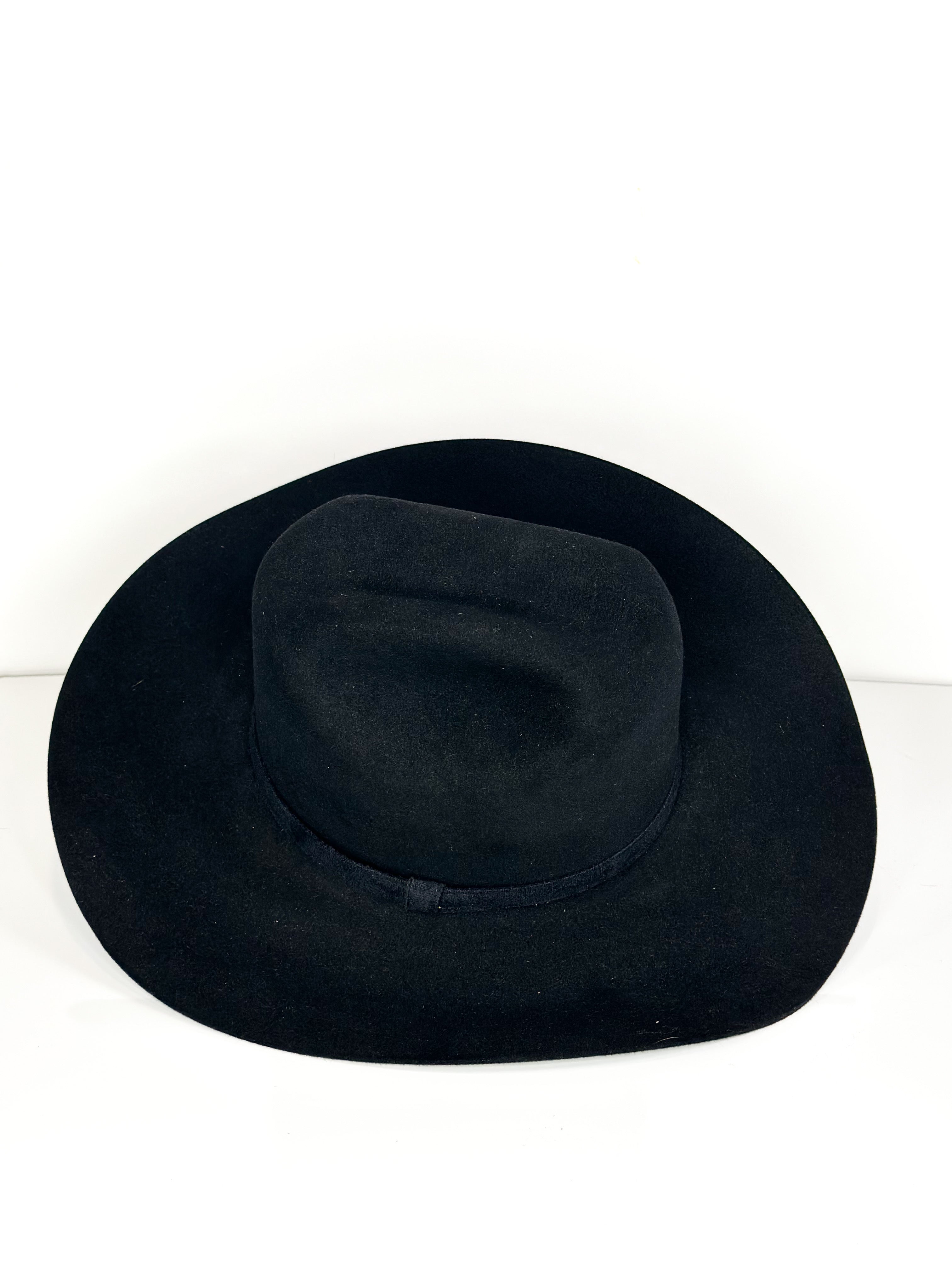 Dark Suede Hat — side view of Cuadra Piedreros cap