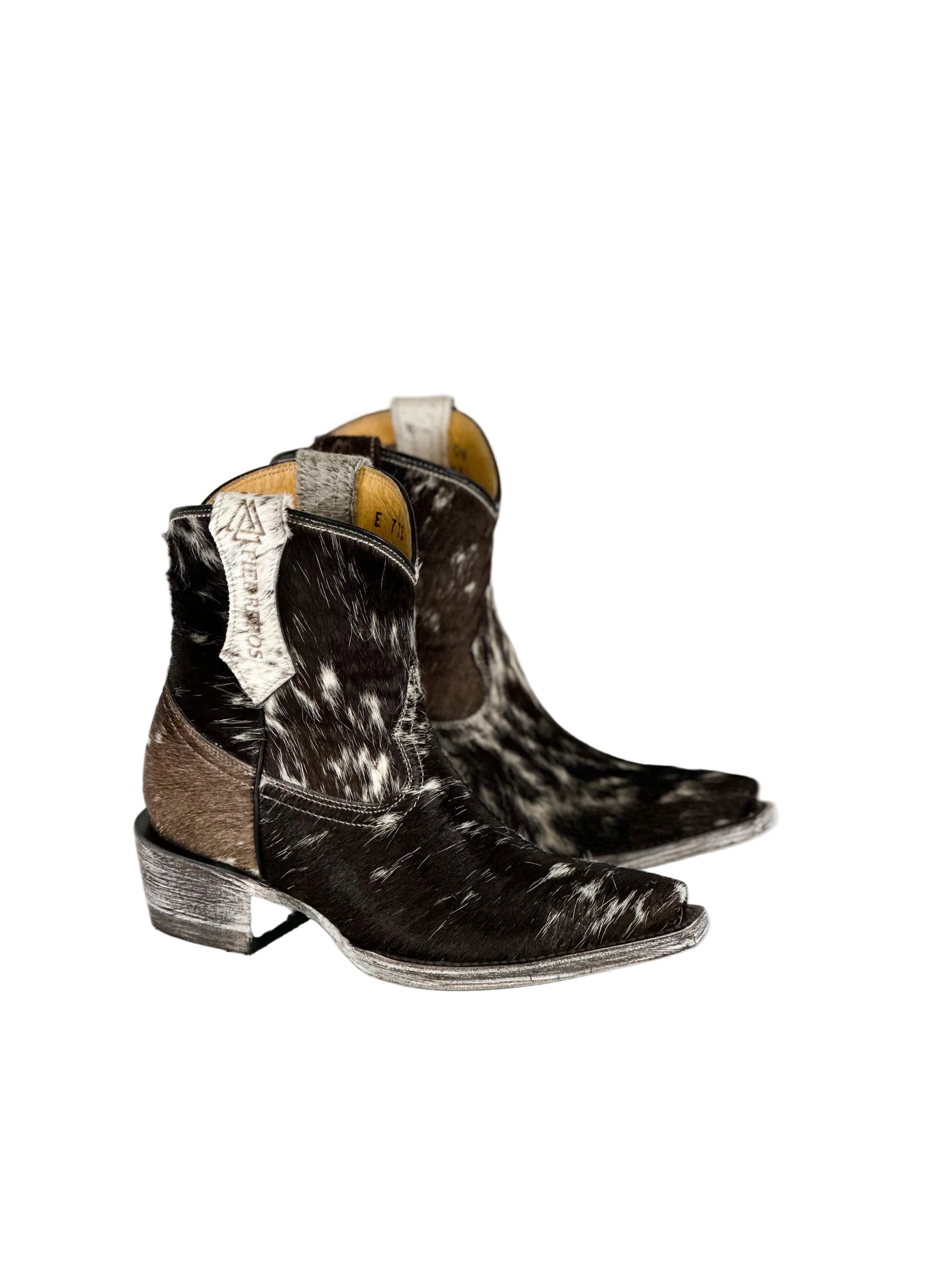 Azeri Mustang cowhide by Cuadra Piedreros