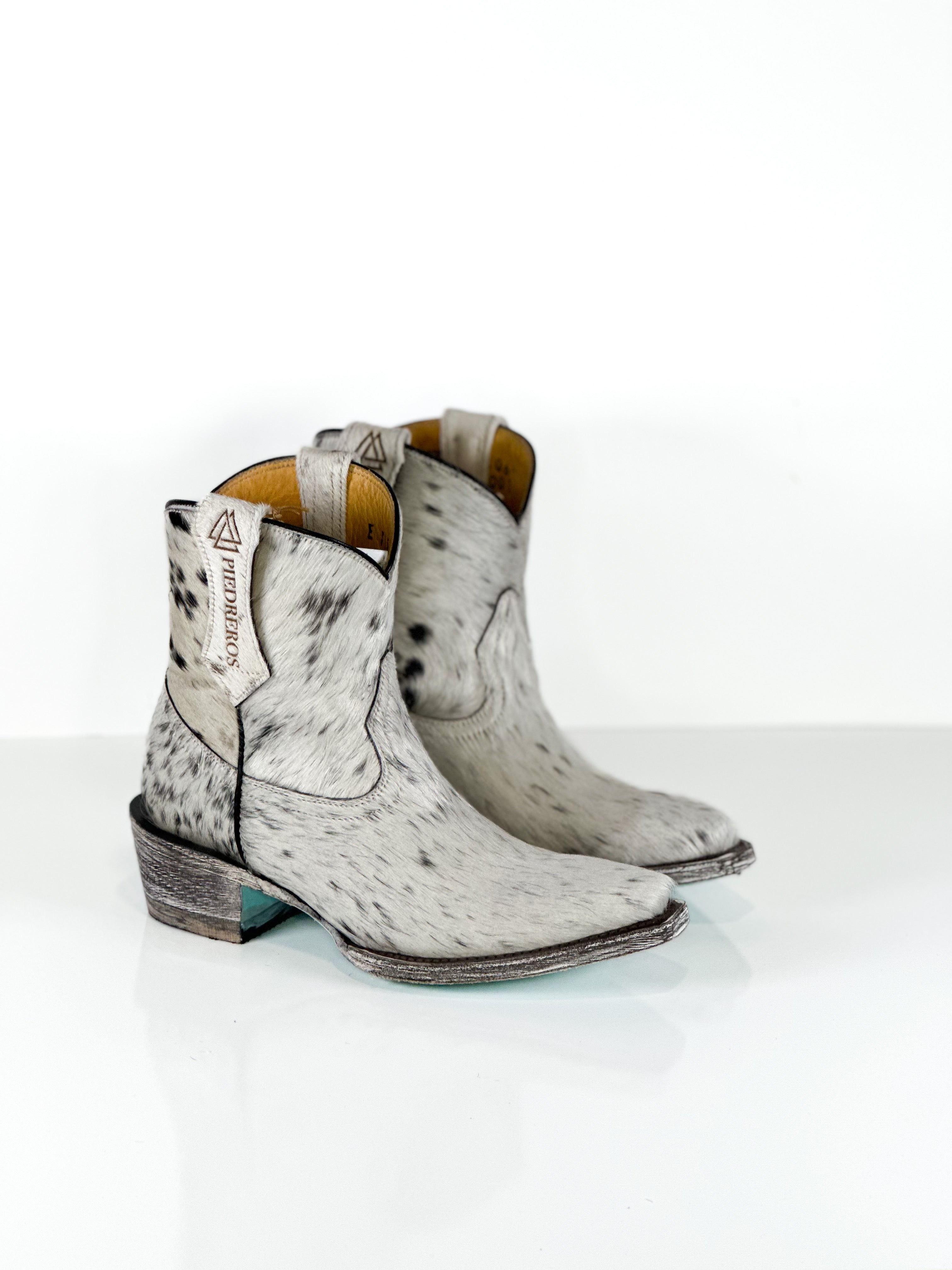 Azeri Veil cowhide by Cuadra Piedreros