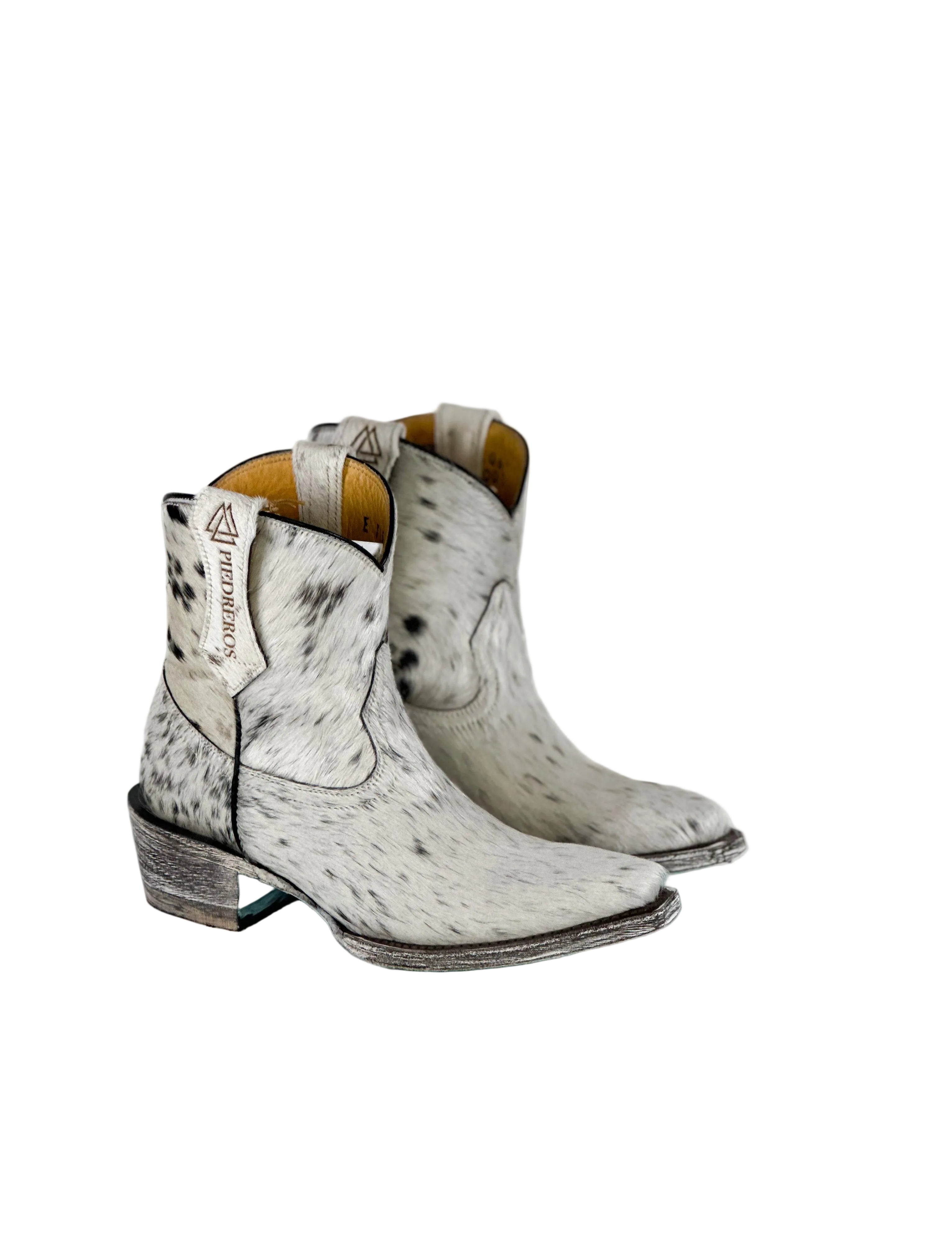 Azeri Veil cowhide by Cuadra Piedreros