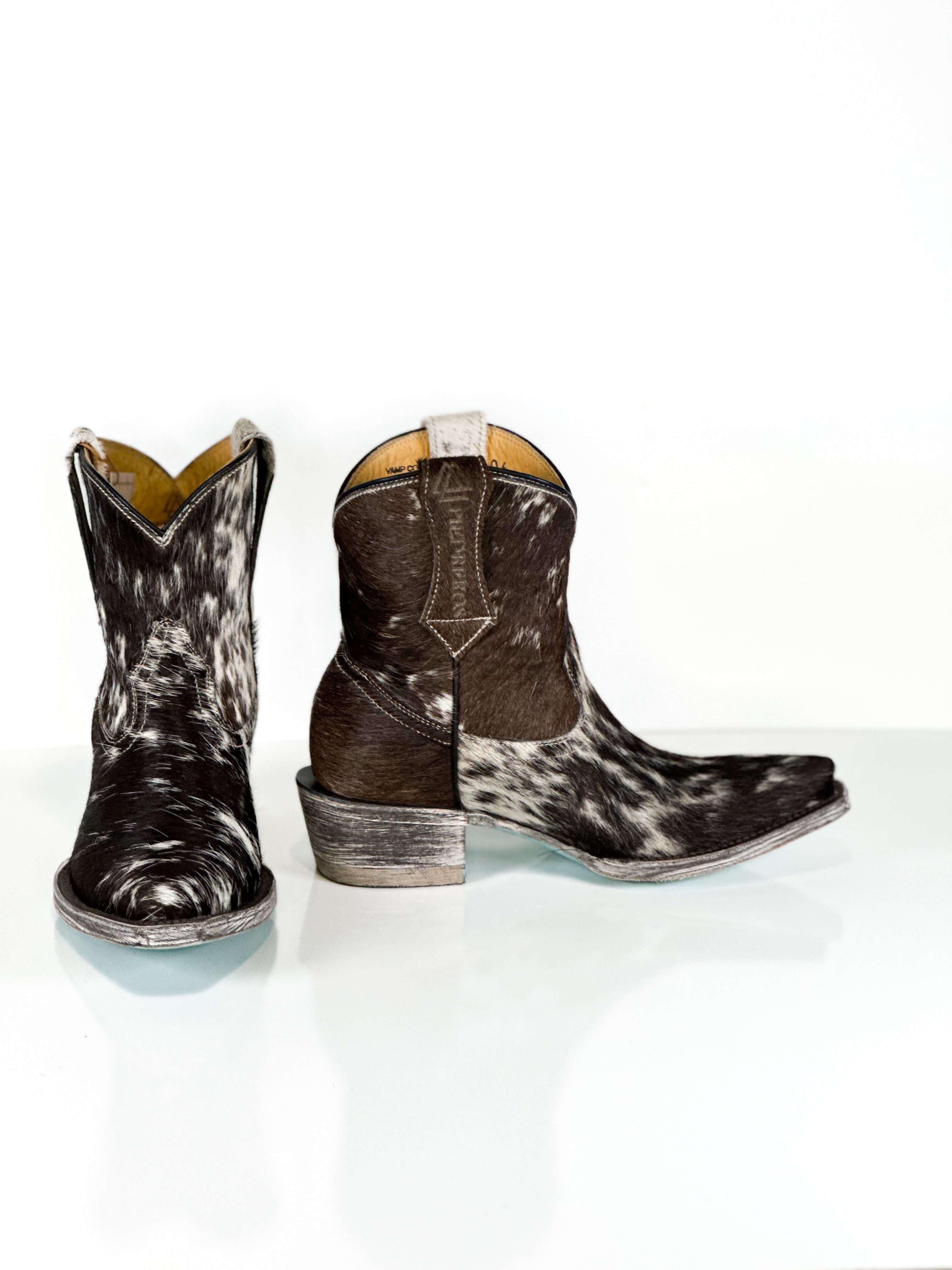 Azeri Mustang cowhide — angled view
