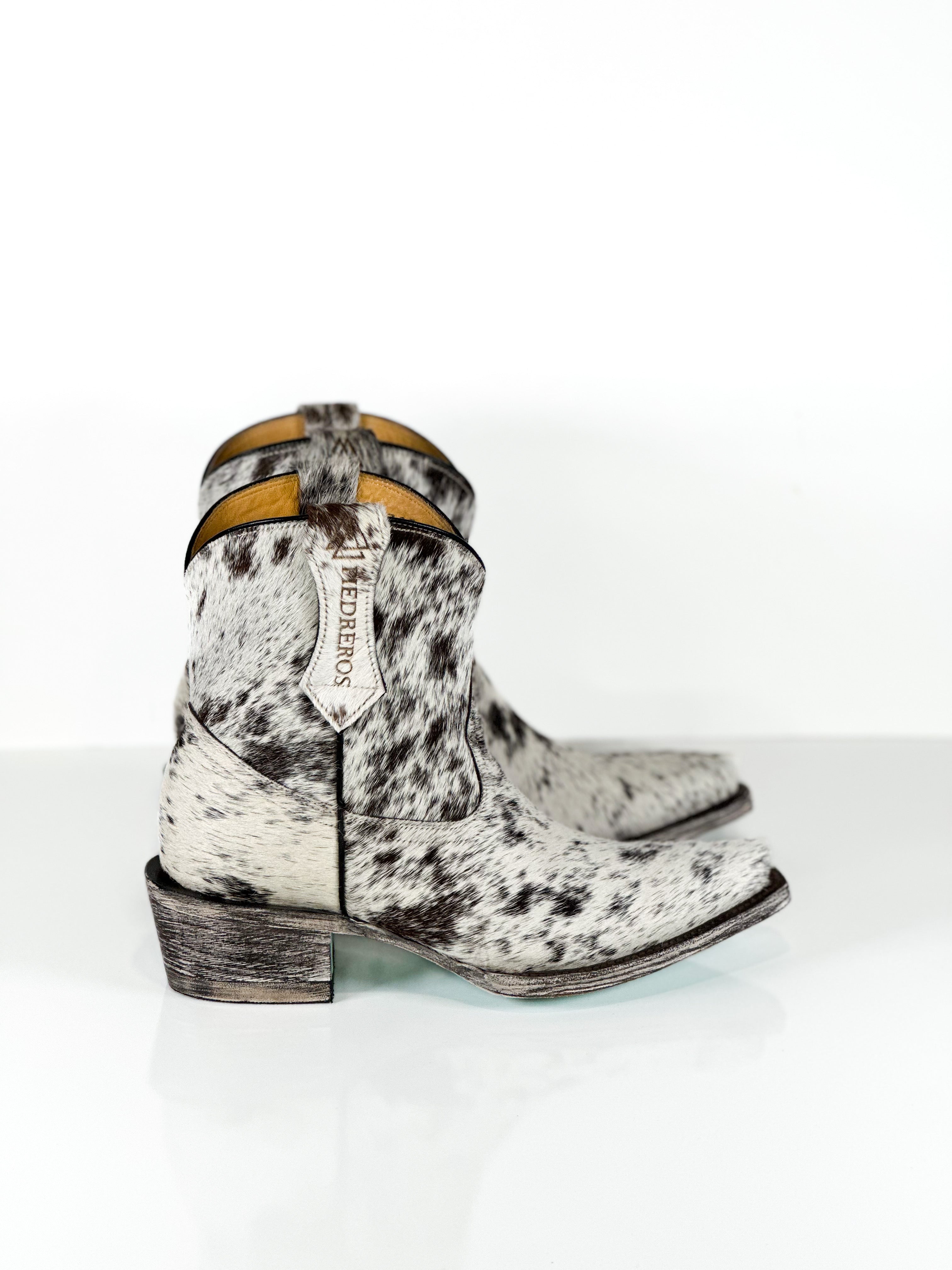 Azeri Tailcoat Cowhide by Cuadra Piedreros