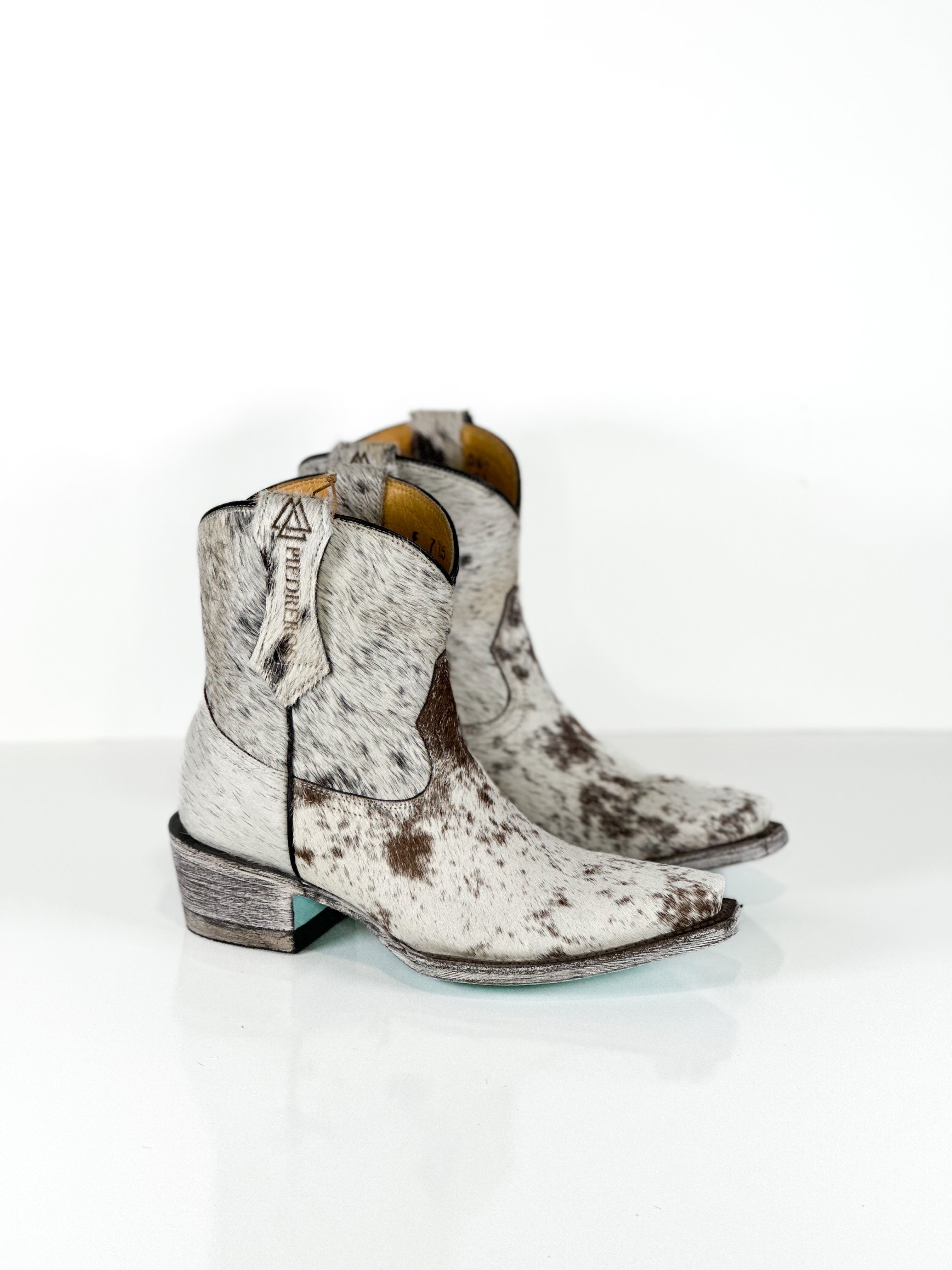 Azeri Mist Cowhide by Cuadra Piedreros