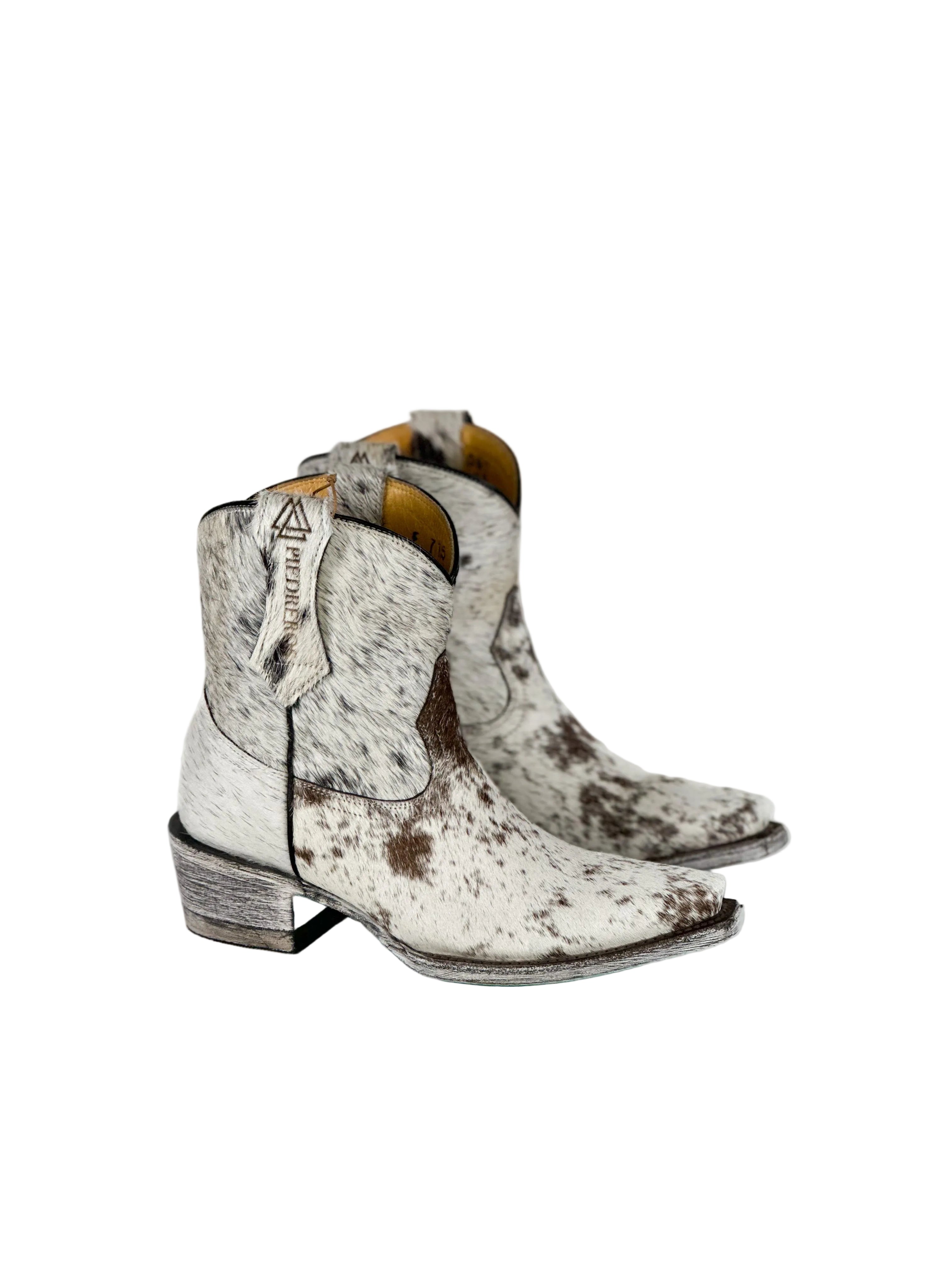 Azeri Mist Cowhide by Cuadra Piedreros
