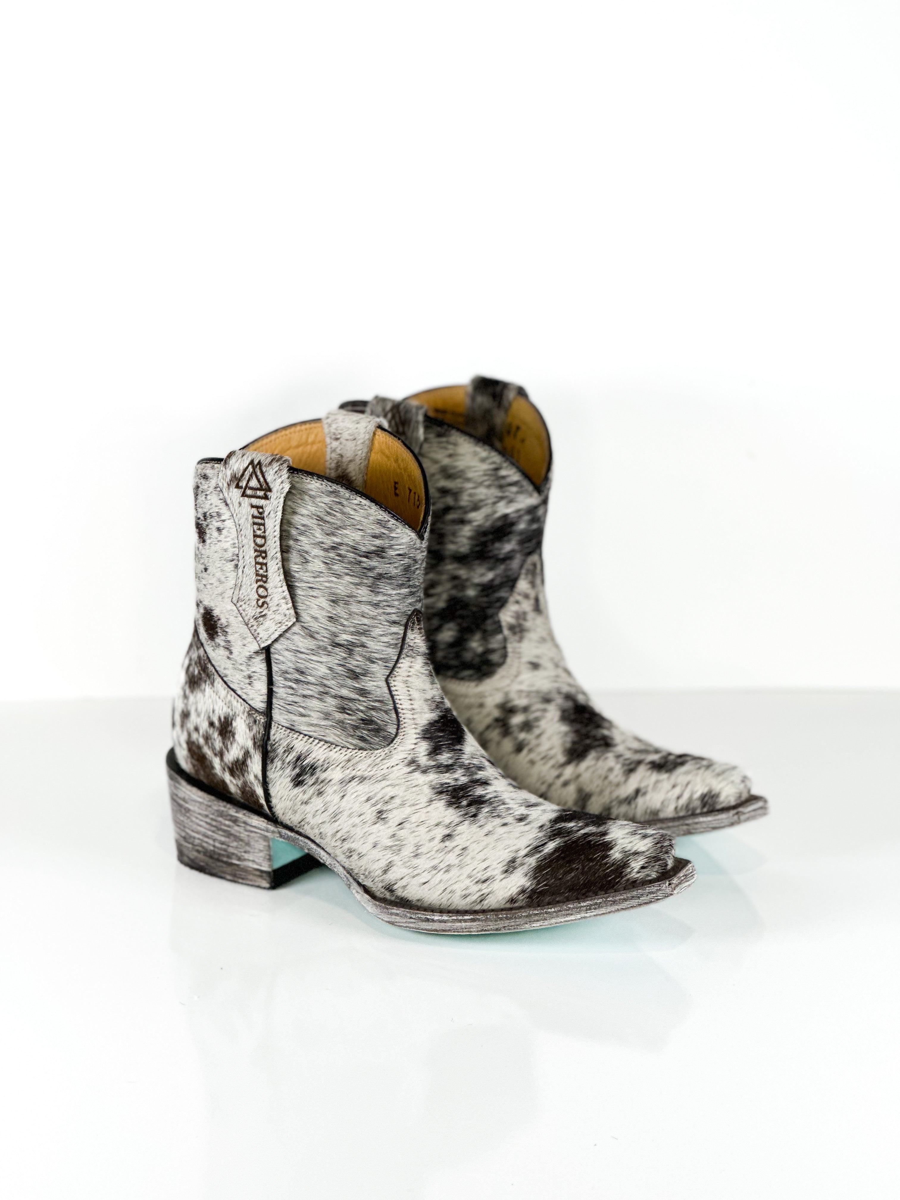 Azeri breeze cowhide by Cuadra Piedreros