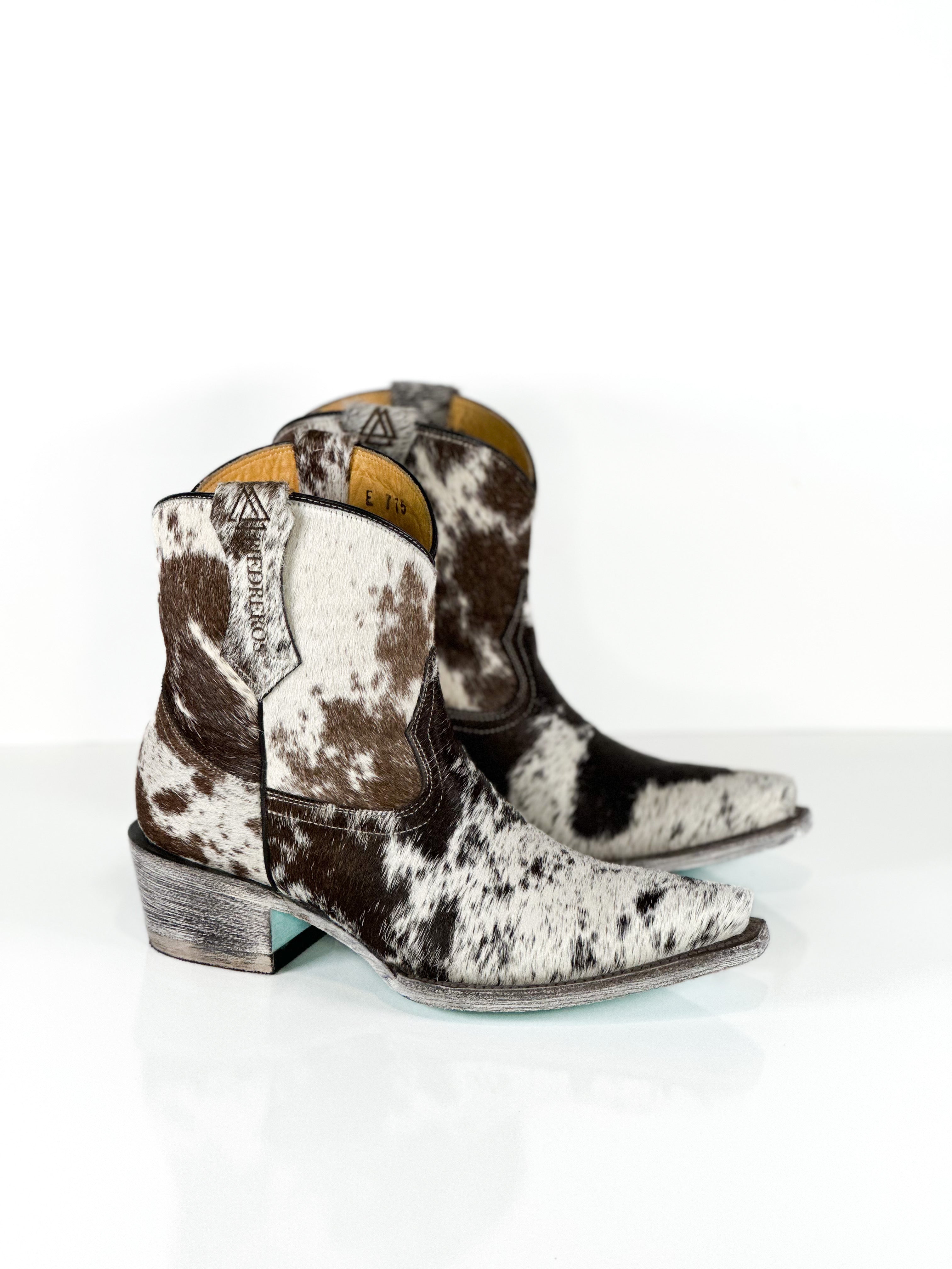 Azeri Obsidian Cowhide by Cuadra Piedreros