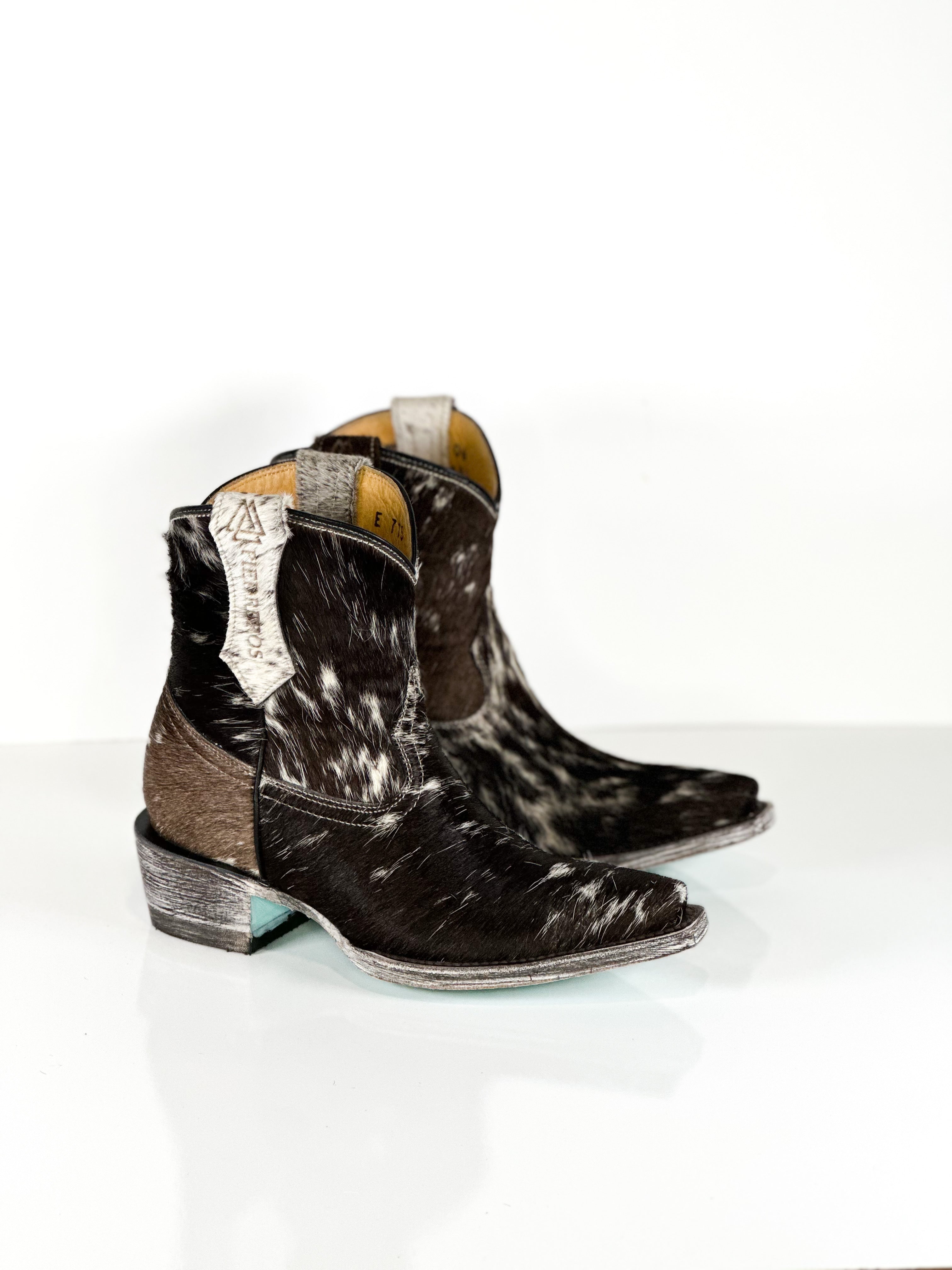 Azeri Mustang cowhide by Cuadra Piedreros