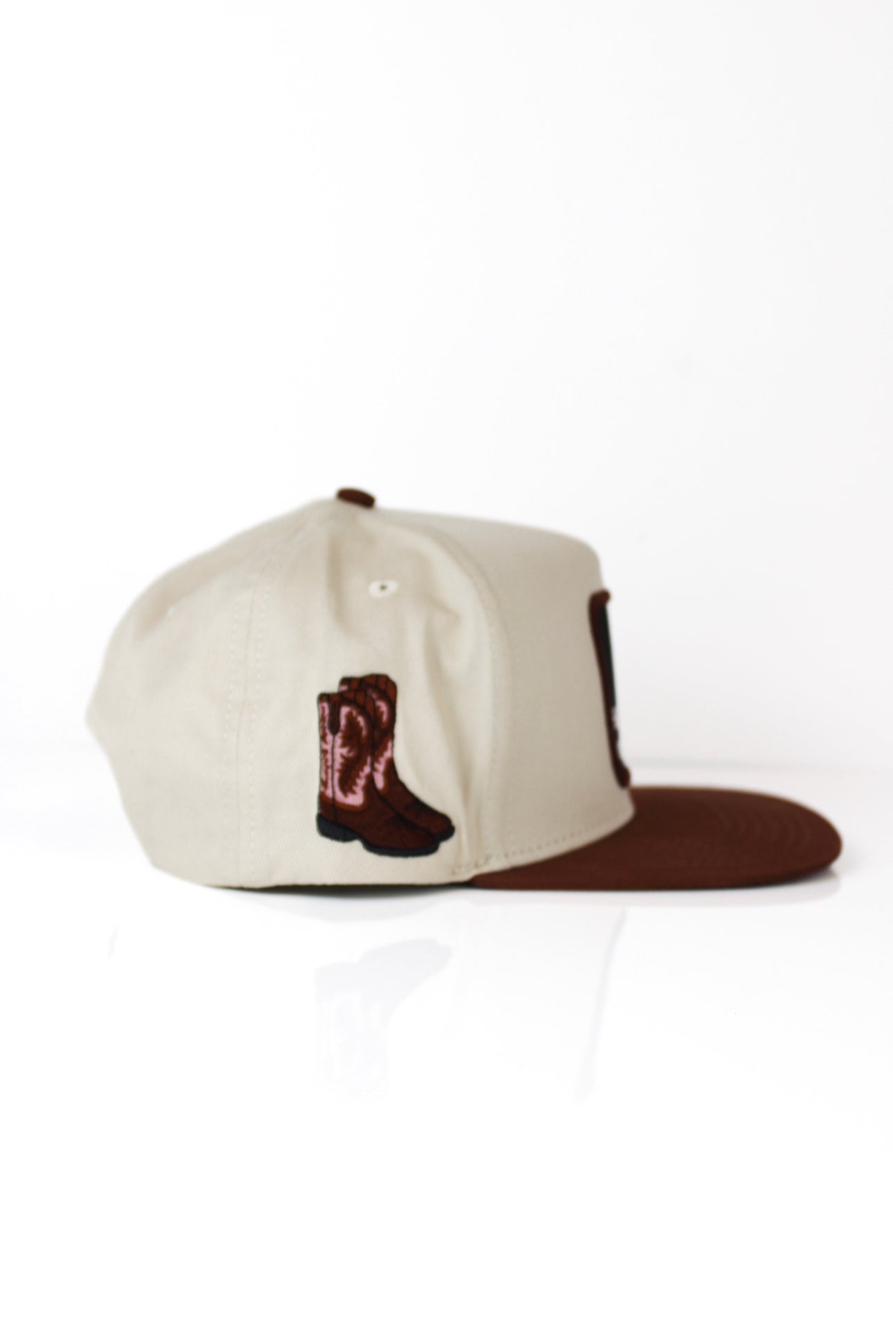 El botas cap with 3D embroidered with boots patch